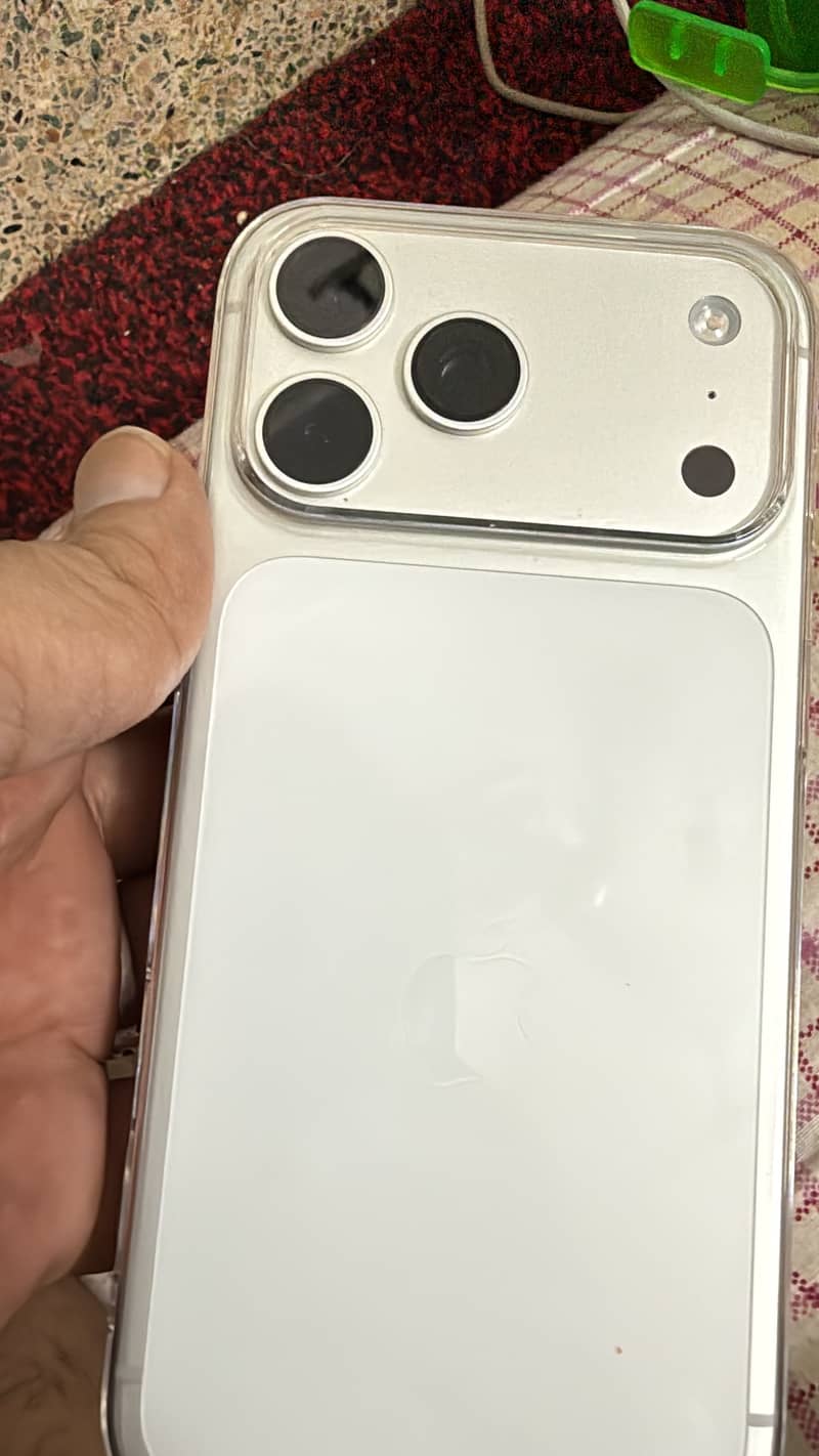 Apple iPhone 17 Pro Max 3