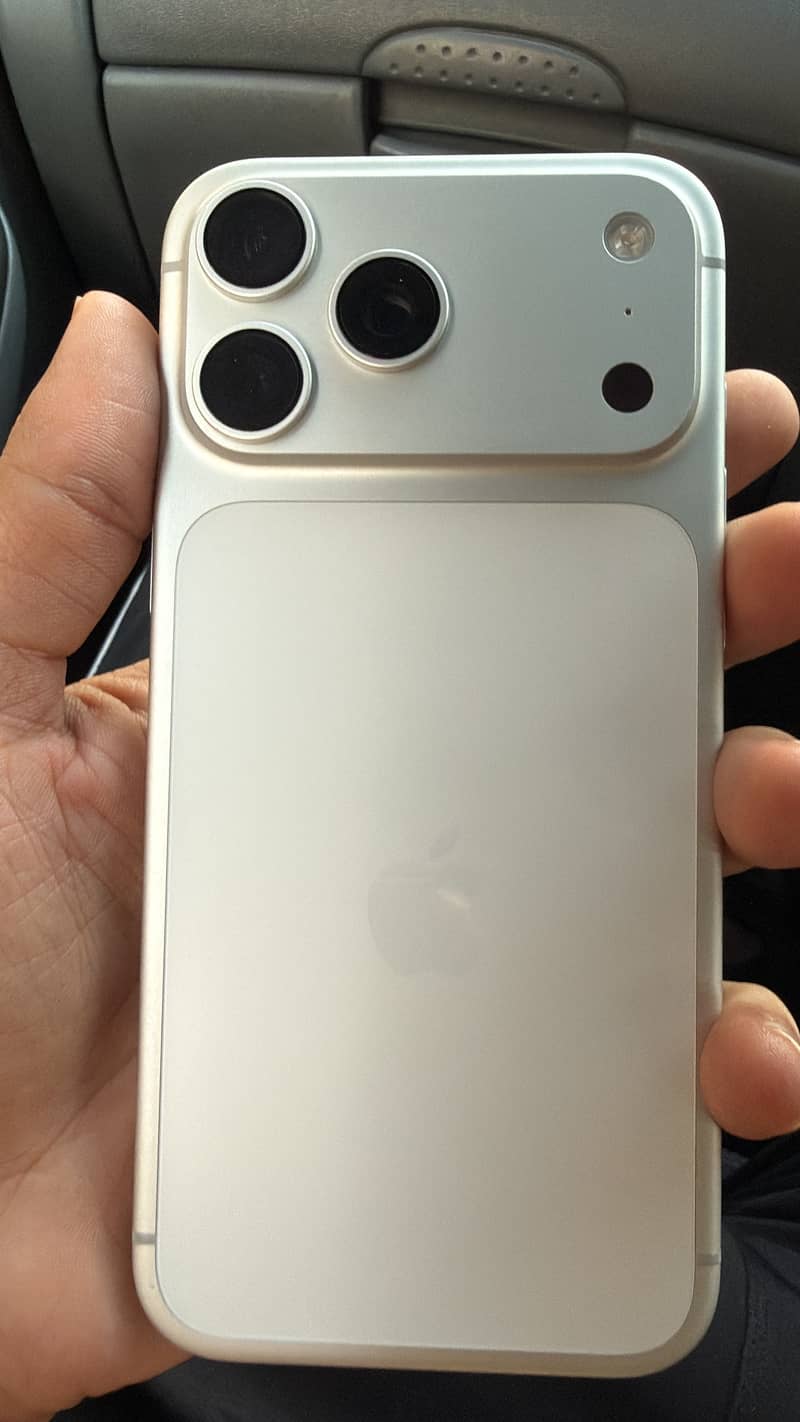 Apple iPhone 17 Pro Max 4
