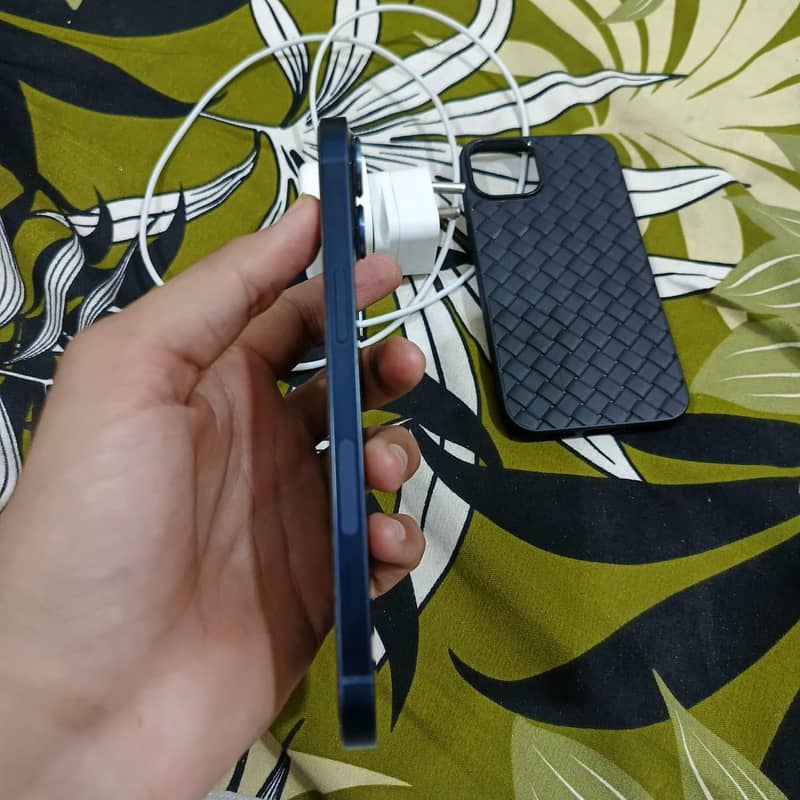 Apple iPhone 13 4