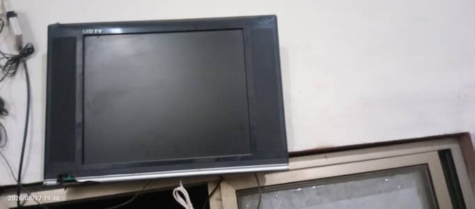 LCD with speakers for sale all ok just broken downside corner