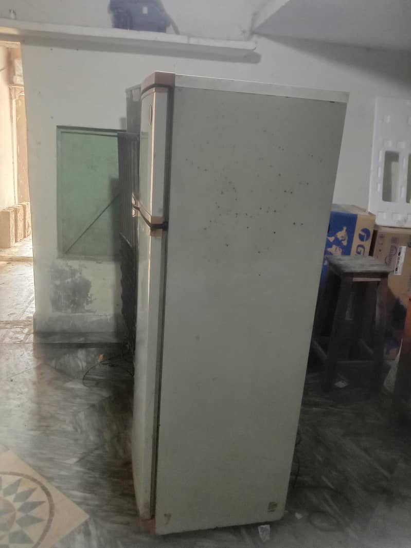 فریج فار ایک بلکل ٹھیک کام کرتی ہے کولنگ بلکل اوکے ہے اوپر اور نیچے بھ 0