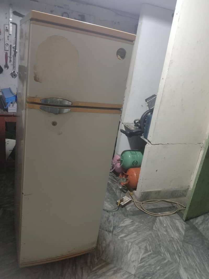 فریج فار ایک بلکل ٹھیک کام کرتی ہے کولنگ بلکل اوکے ہے اوپر اور نیچے بھ 3