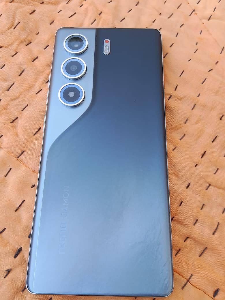 Tecno CAMON 40 Pro 1