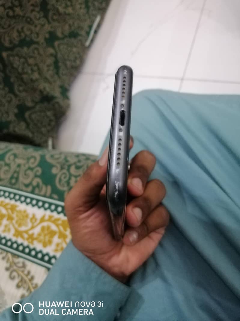 Apple iPhone 11 4