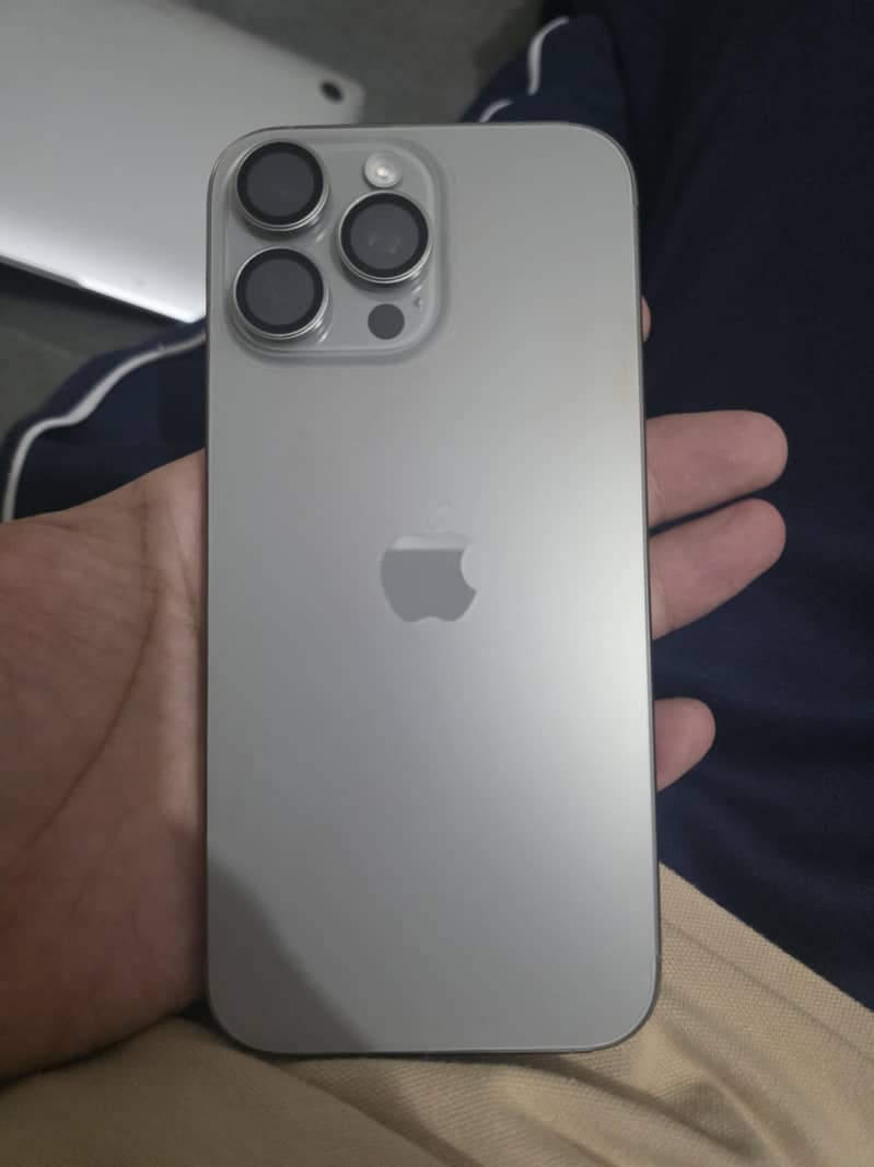 Apple iPhone 16 Pro Max 1