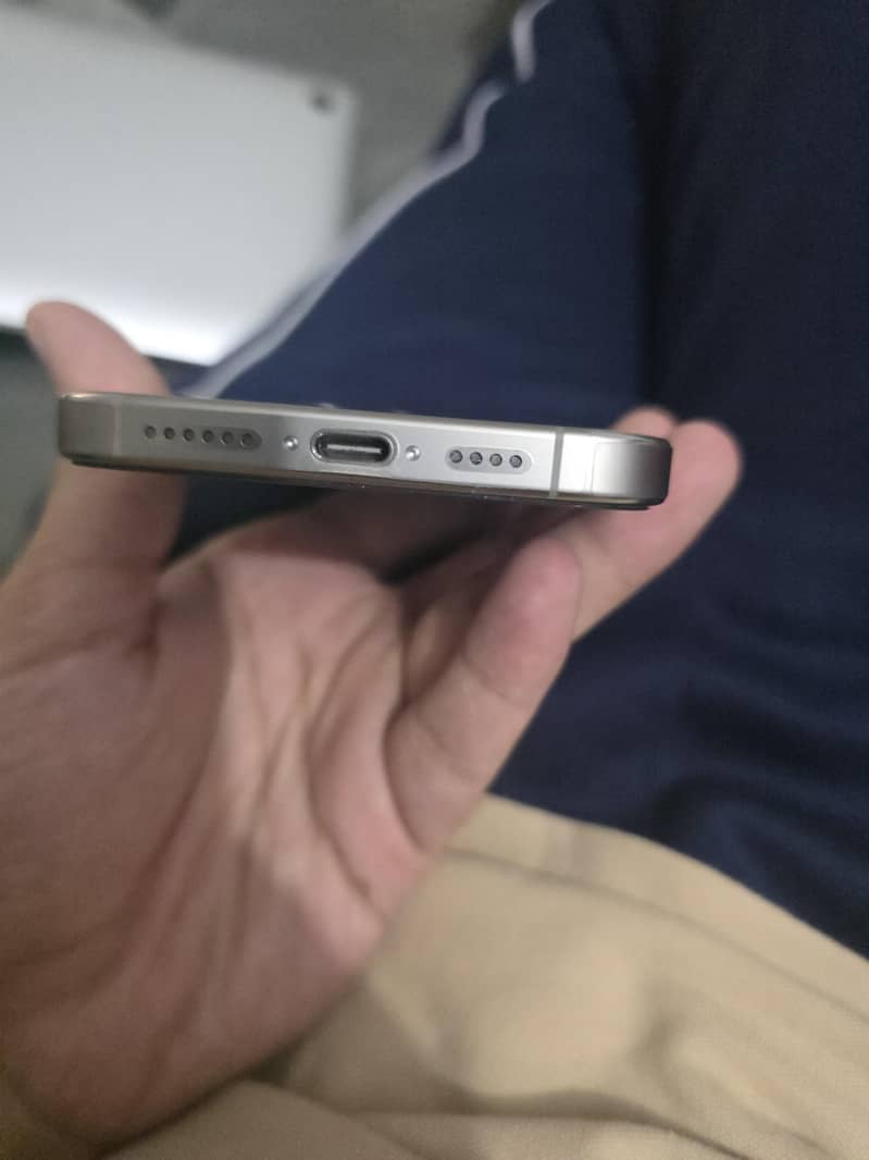 Apple iPhone 16 Pro Max 4