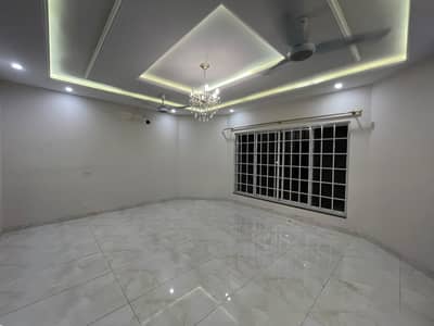 1 KANAL ELEGANT AND FULLY MAINTAINED RENOVATED BUNGALOW IS AVAILABLE IN THE BEST BLOCK OF DHA LAHORE.
