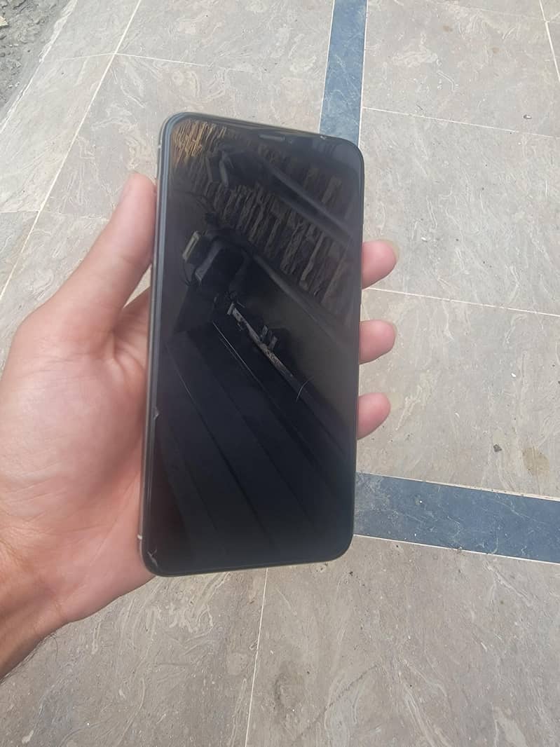Apple iPhone XS Max 3