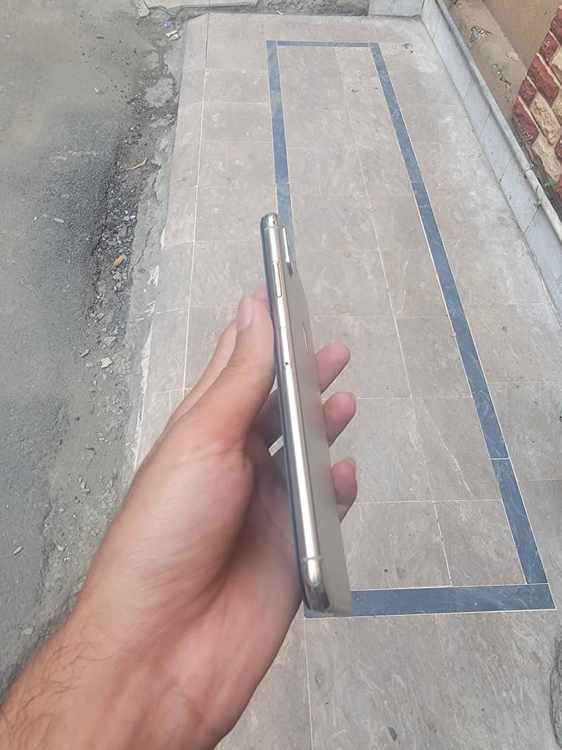 Apple iPhone XS Max 4