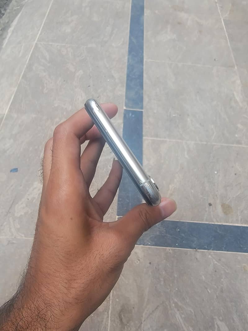 Apple iPhone XS Max 5