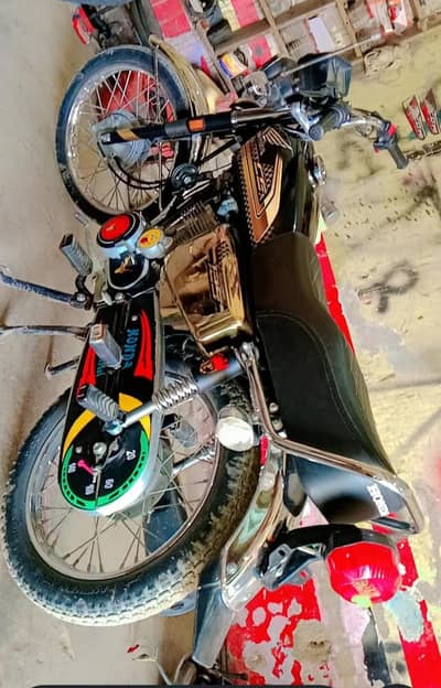 125 2025 model Golden Edition