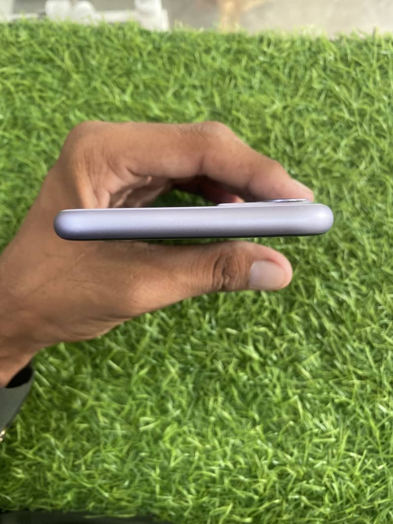 Apple iPhone 11 4