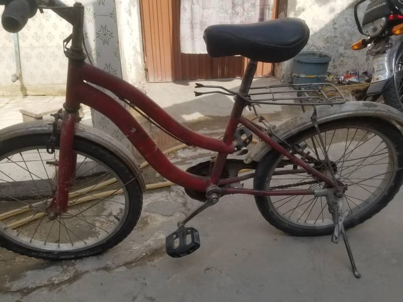 ایک عدد سائیکل فار سیل 10 سے 12 سال کا بچہ ارام سے چلا سکتا ہے 0