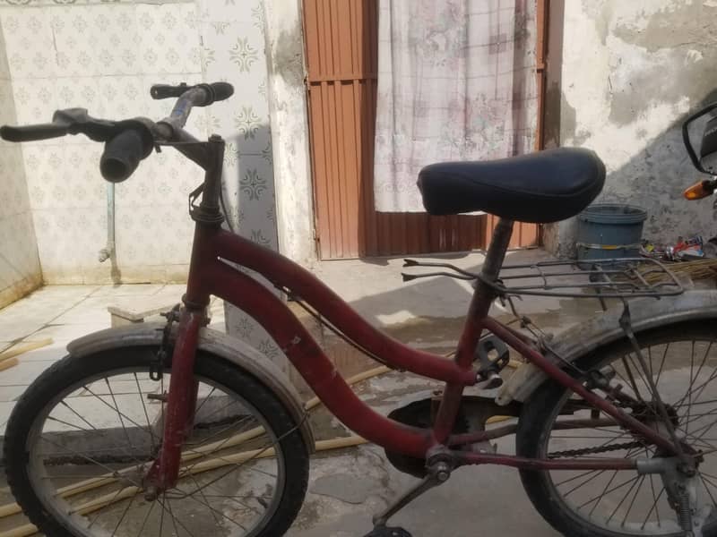 ایک عدد سائیکل فار سیل 10 سے 12 سال کا بچہ ارام سے چلا سکتا ہے 1
