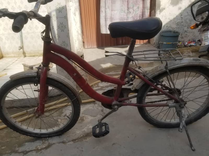 ایک عدد سائیکل فار سیل 10 سے 12 سال کا بچہ ارام سے چلا سکتا ہے 3