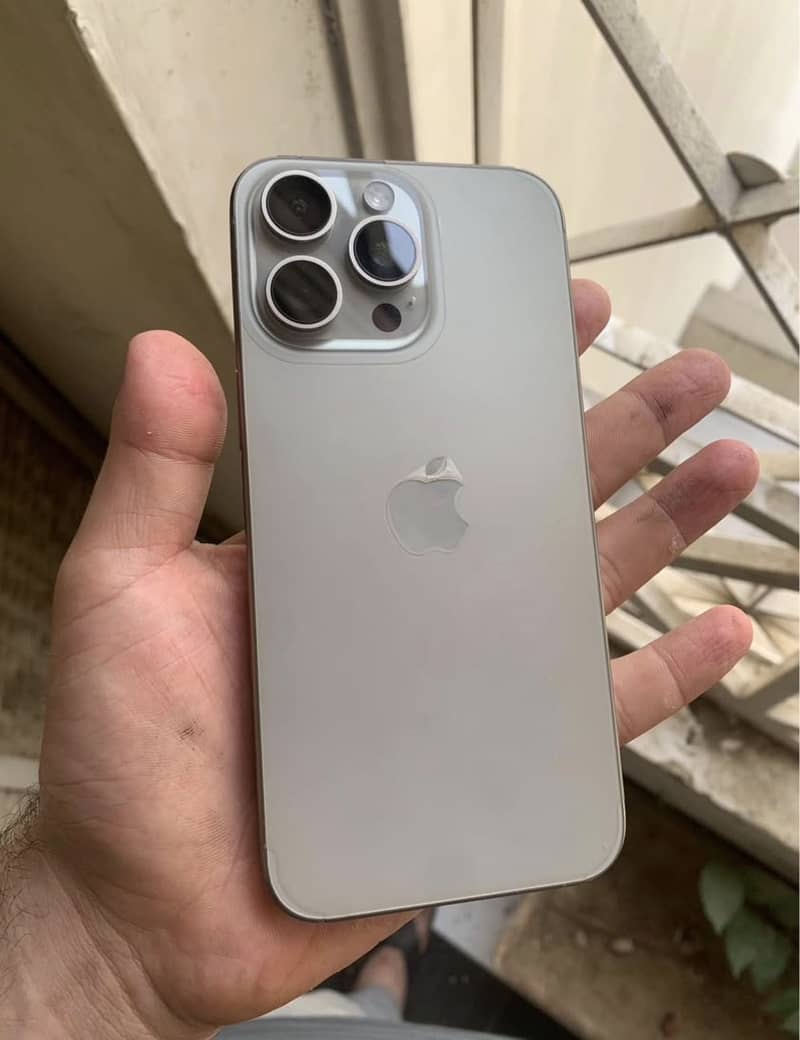 Apple iPhone 15 Pro Max 1