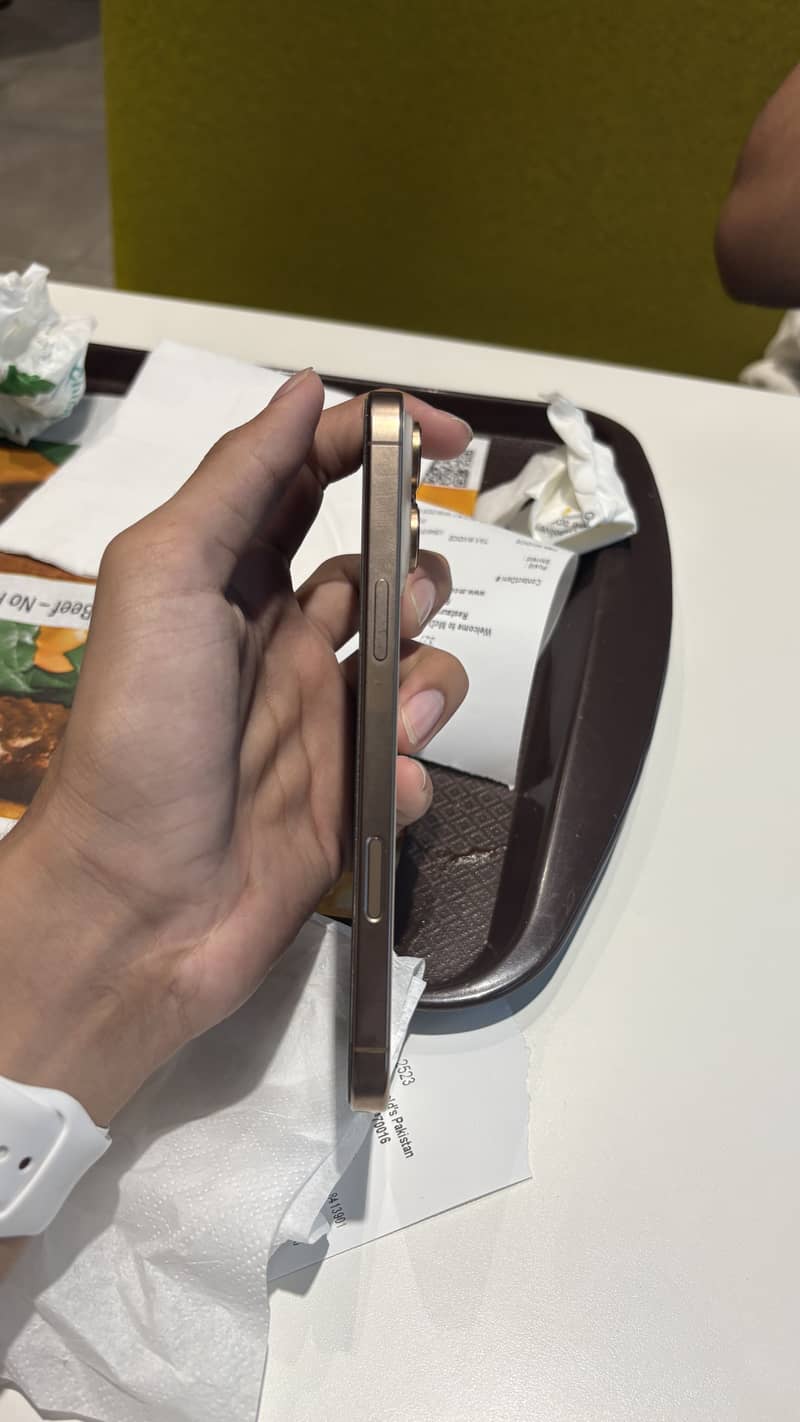 Apple iPhone 16 Pro Max 1