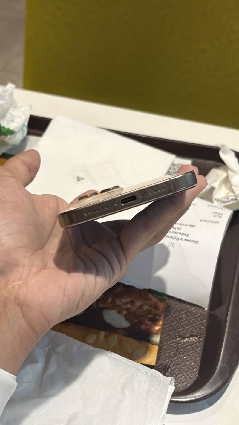 Apple iPhone 16 Pro Max 4