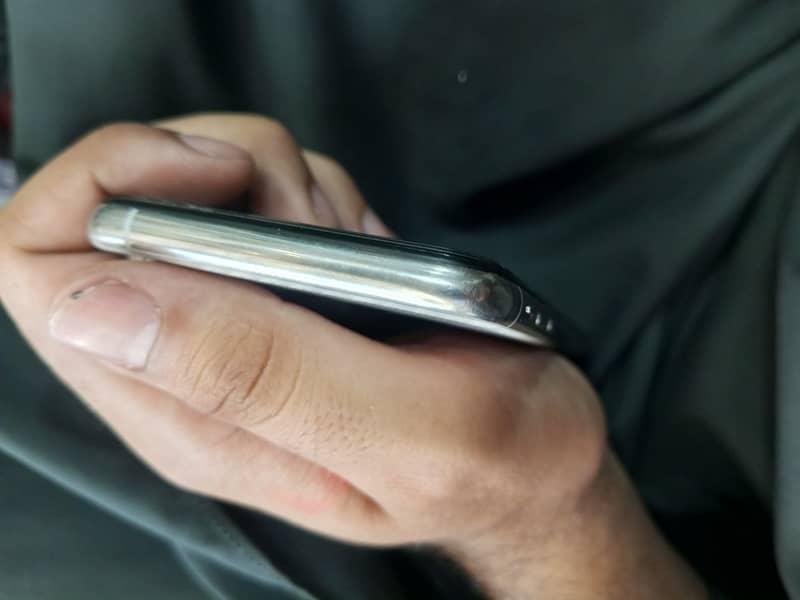 Apple iPhone XS 4
