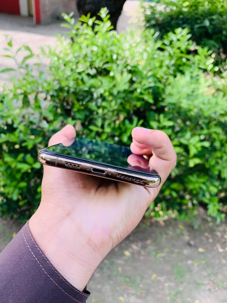 Apple iPhone XS Max 4