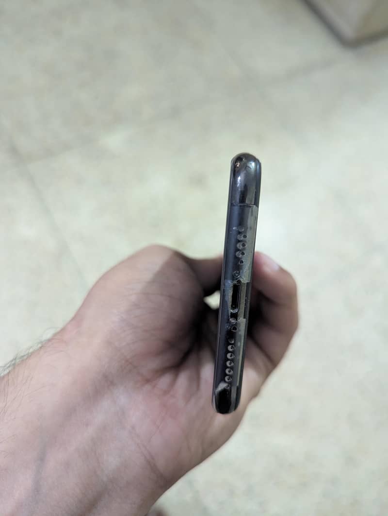 Apple iPhone XS Max 4