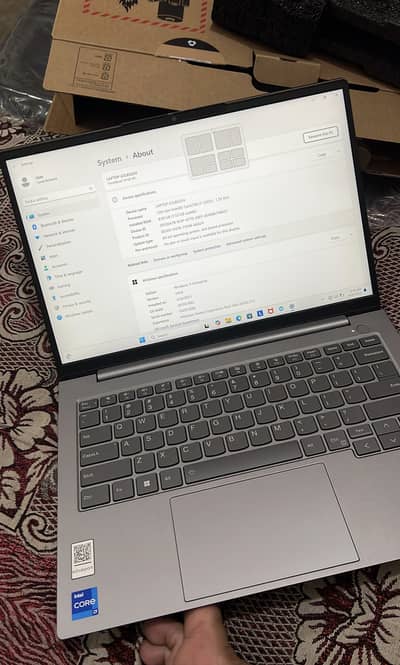 Intel Core i7 13th Gen, SSD, high RAM, modern display, Windows.