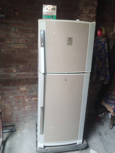 Yeh new freezer hain. Halat ki waja sy sell krni hain