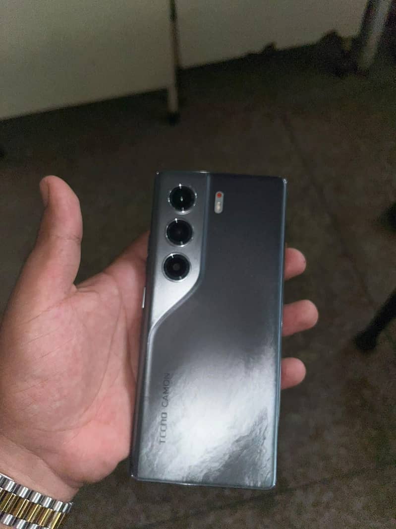 Tecno CAMON 40 Pro 1