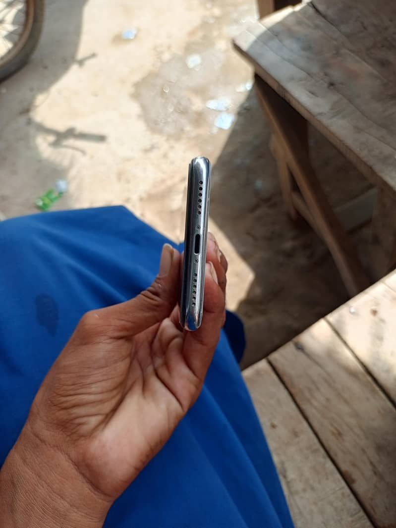 Apple iPhone X 4