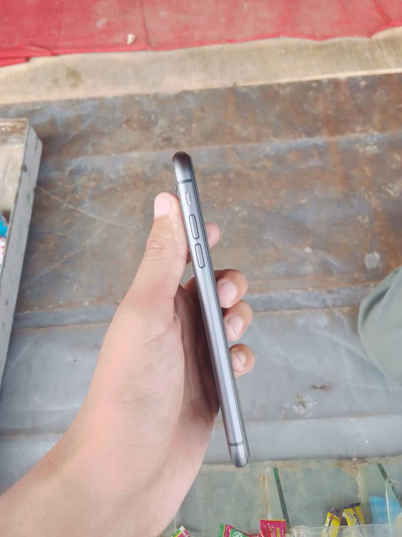 Apple iPhone 11 4