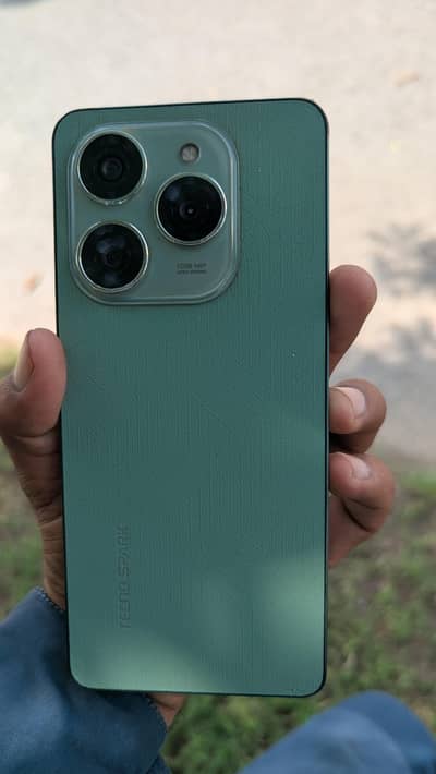 Tecno spark 20 pro 8 256 condition 10by 8 with box and charge