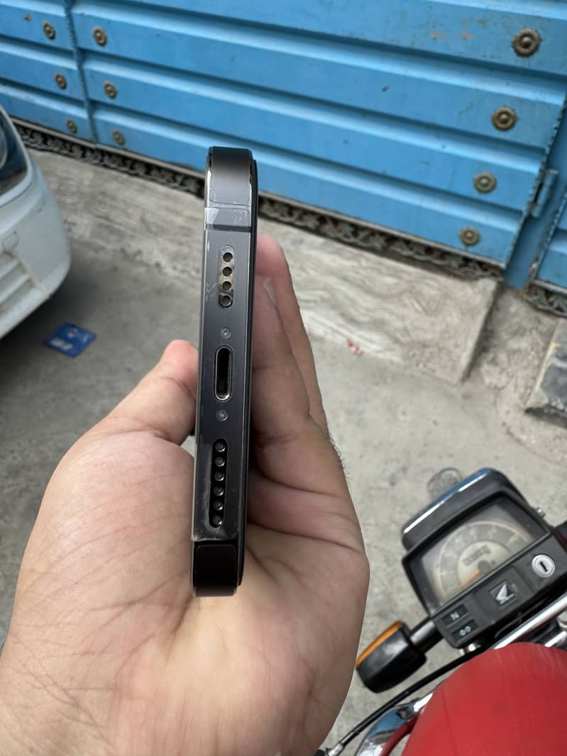 Apple iPhone 13 Pro Max 4
