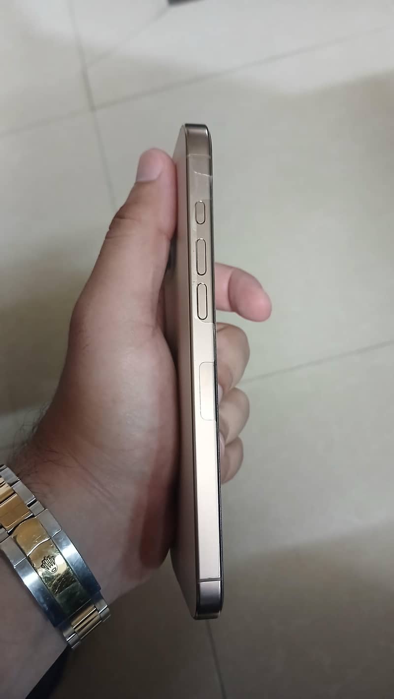 Apple iPhone 16 Pro Max 2