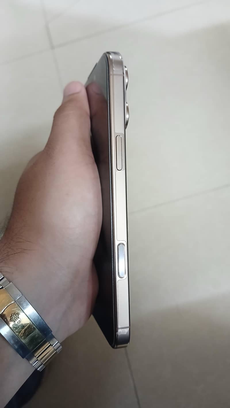 Apple iPhone 16 Pro Max 3