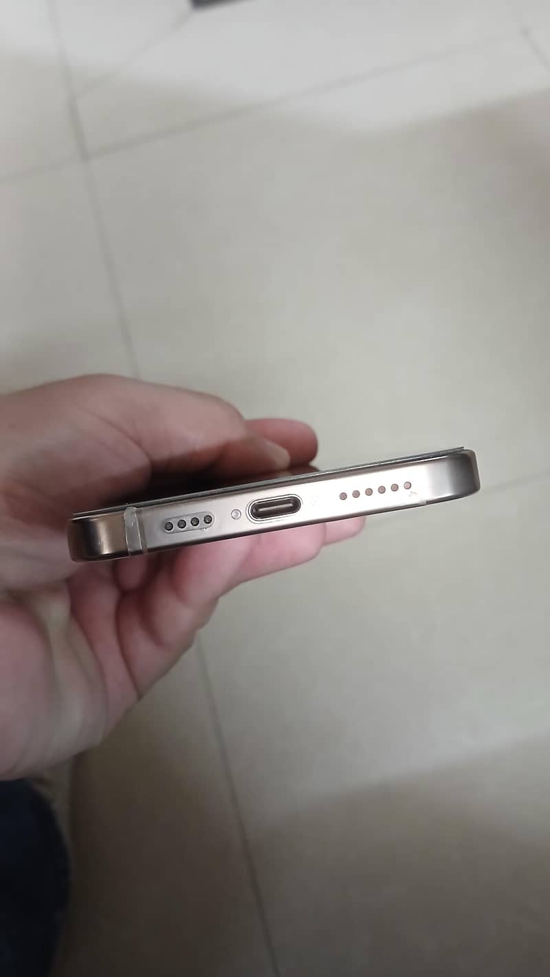 Apple iPhone 16 Pro Max 4