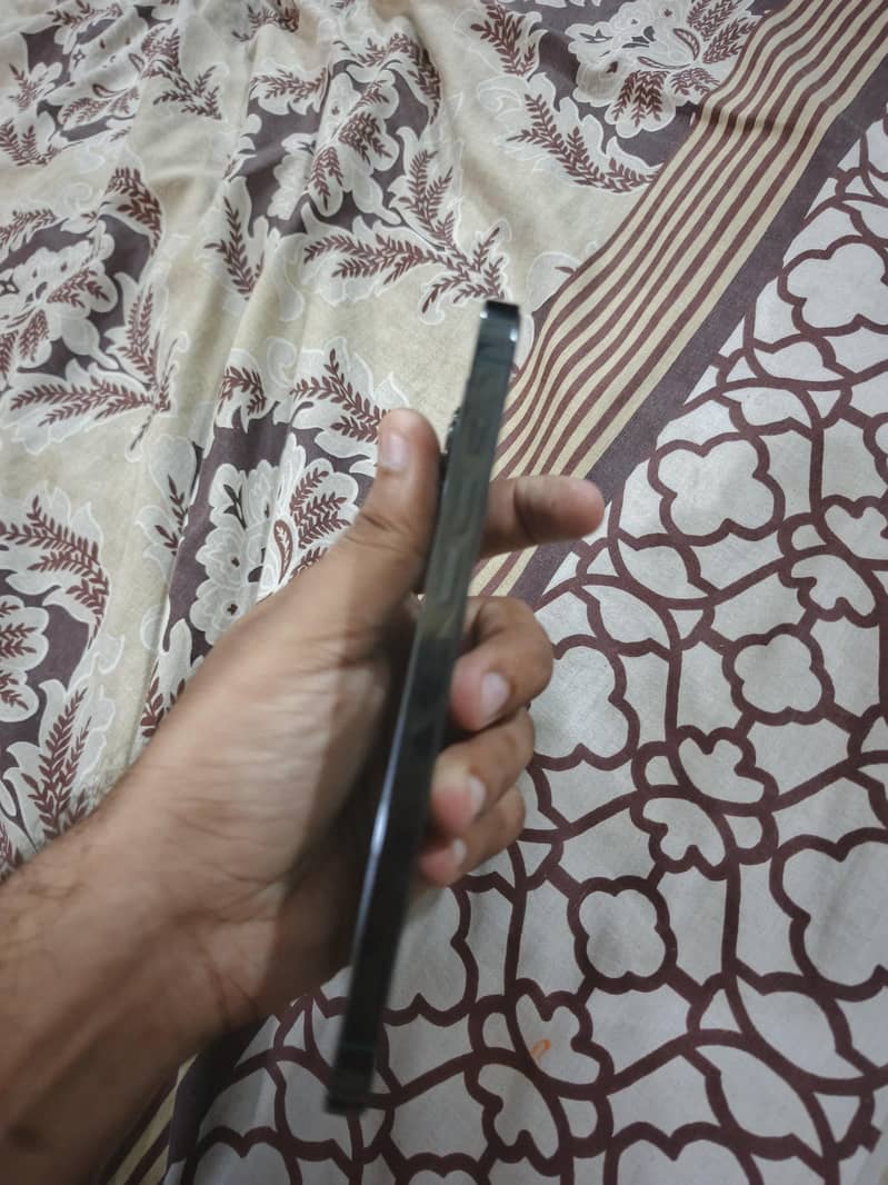 Apple iPhone 13 Pro Max 4