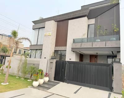 10 Marla Like New House Available For Sale In Bahria Town Lahore.