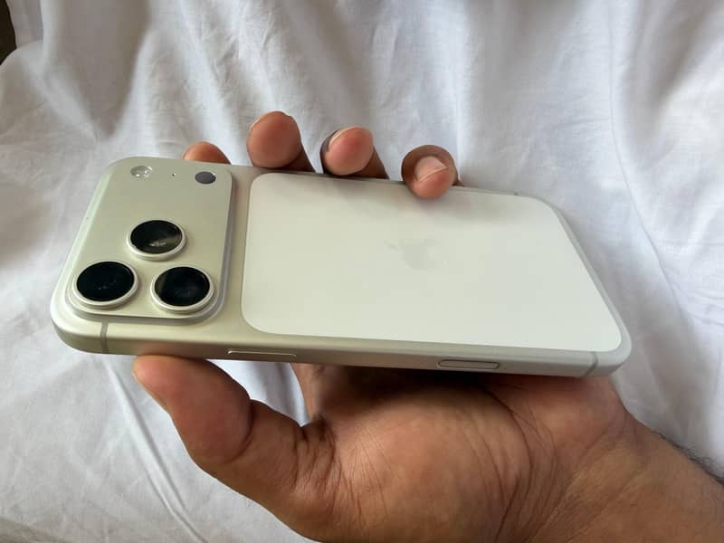 Apple iPhone 17 Pro Max 3