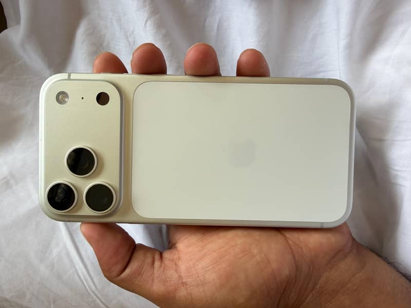 Apple iPhone 17 Pro Max 4
