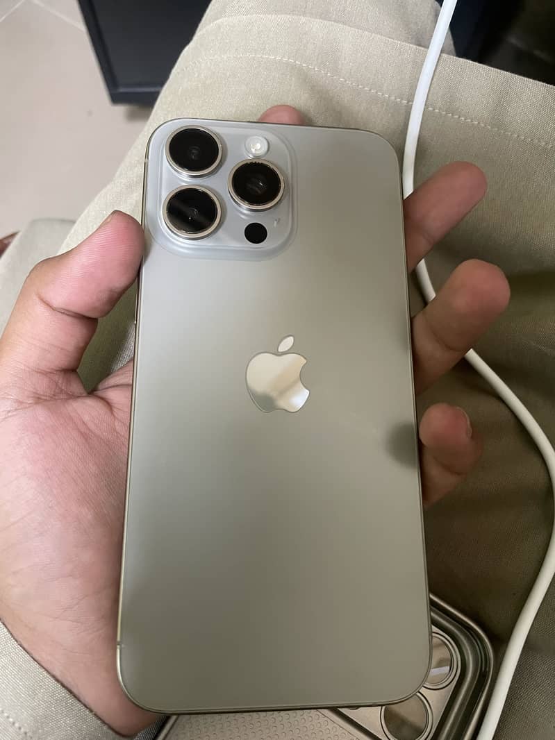 Apple iPhone 15 Pro Max 4