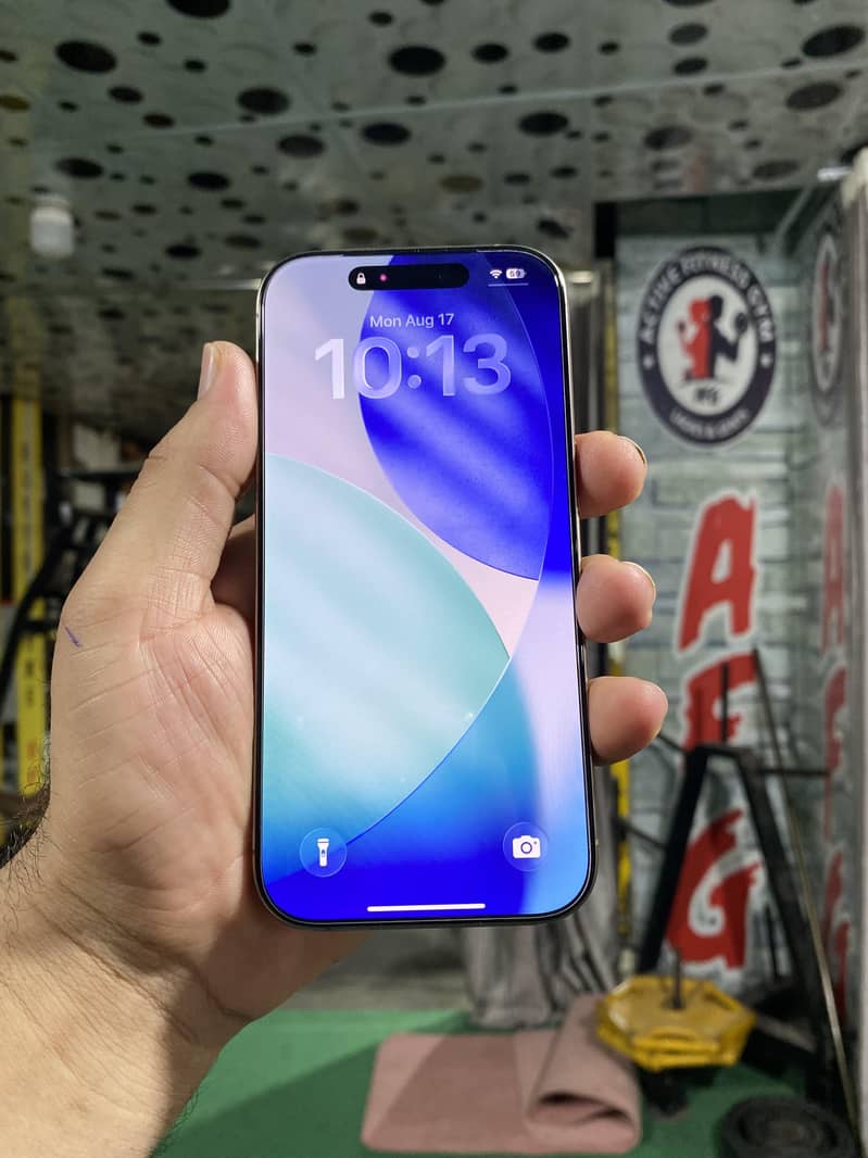 Apple iPhone 16 Pro 1