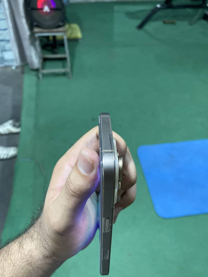 Apple iPhone 16 Pro 3