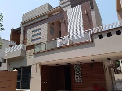 10 Marla Like Brand New Luxury House Available For Sale In bahria Town Lahore.