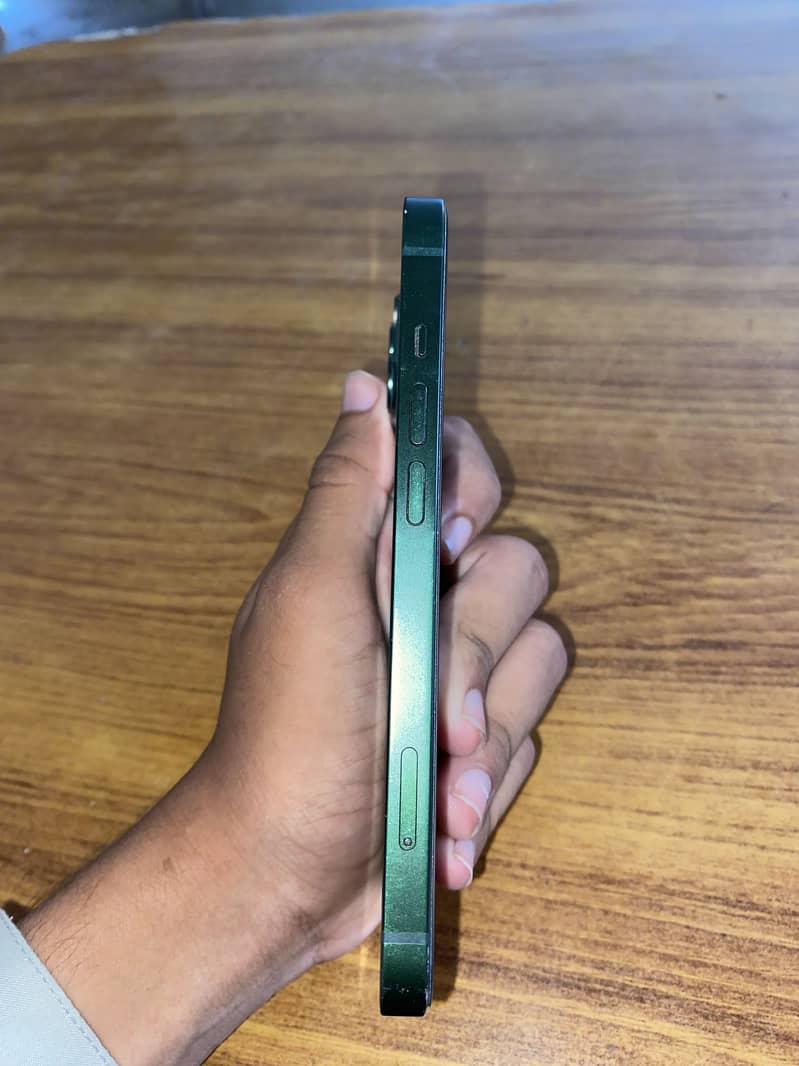 Apple iPhone 13 4