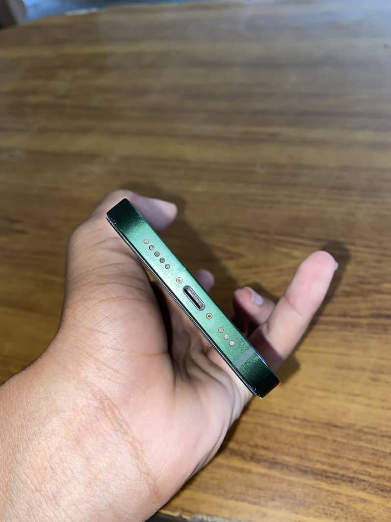 Apple iPhone 13 5