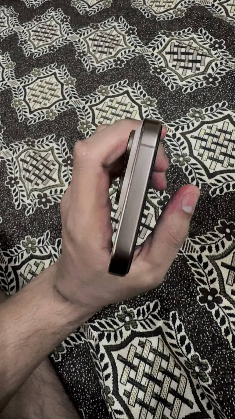 Apple iPhone 16 Pro 1