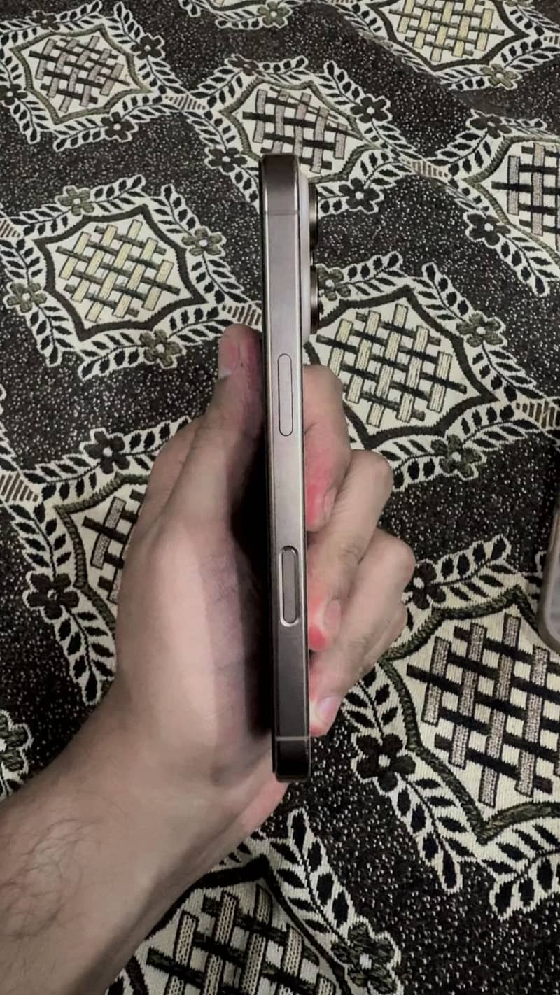 Apple iPhone 16 Pro 3