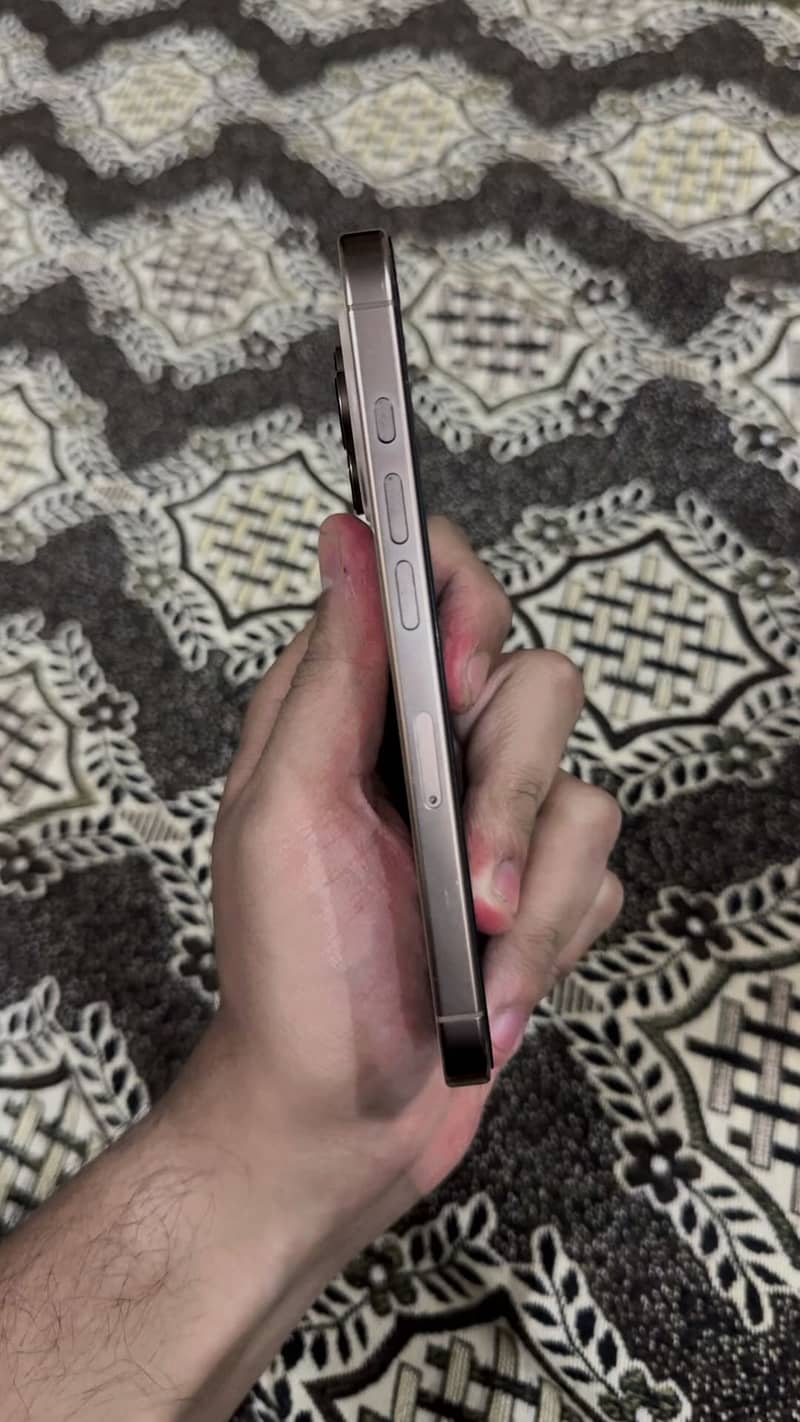 Apple iPhone 16 Pro 4