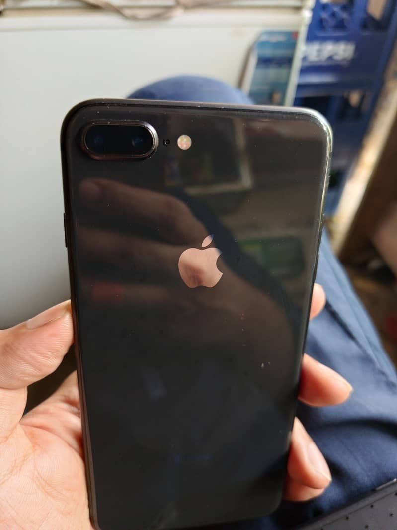 Apple iPhone 8 Plus 3