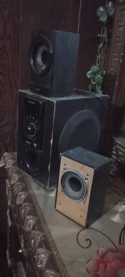 speaker bilkul ok hain bass b achi hai mic card USB radio